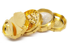 Product Spotlight (Accessories): 24 Karat Gold-plated Grinder Phoenician Engineering Grinder 24k Gold mg magazine