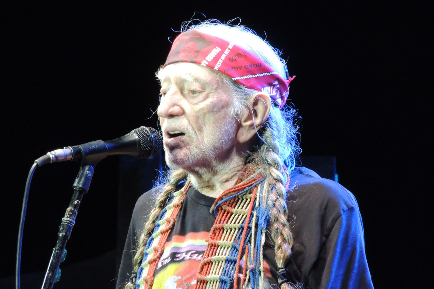 Willie Nelson to Host Cannabis Call for Harris