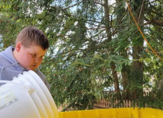 student-pours-maple-sap-into-denios-funnel